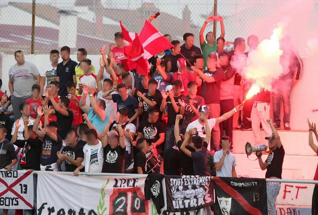 Ultramaniatics's tweet photo. Bengaleo en el municipal de las viñas, partido Bollullos CF vs La Palma CF 'B' 
02/11 http://t.co/aqWOKIqogH
