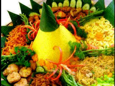 louisejumarani's tweet photo. Happy Birthday @erikarlebang...tambah berkah hidupmu aamiin *potong tumpeng* http://t.co/HcsF2xif9N