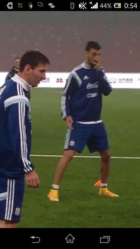 faljesu's tweet photo. Dani melow al lado de leo messi en su primer entrenamiento con argentina,no sabemos si le hizo un dos por tres... http://t.co/oDtzkJQW4P