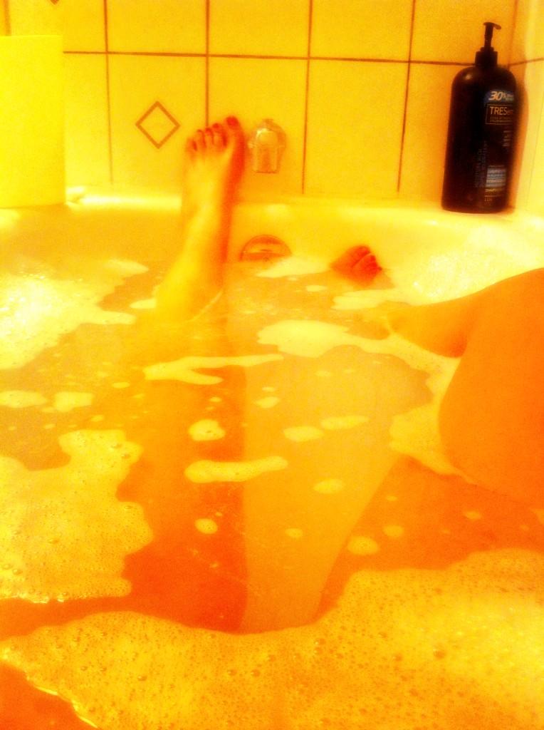 findommistressb's tweet photo. #Bathsession #legfetish #footporn #amuseme #naked #sexy time to #play #pigs #losers #sissies #humiliation #cbt #anal http://t.co/y0Zy4cazdQ