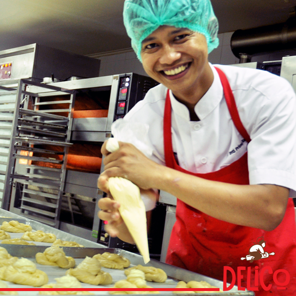 delicojakarta's tweet photo. Di DeliCo, kami mengolah semua roti dengan tangan dan kasih sayang. Memastikan setiap gigitannya sulit dilupakan ;) http://t.co/wBEvVdeRWA