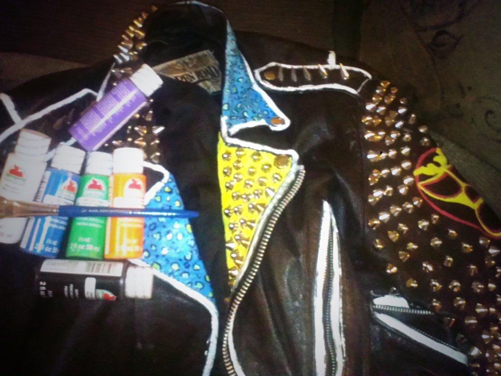 Ubie138's tweet image. Time for a paint job on my Leather #DIYorDie #Studdedjacket #Acrylic #Vibrant