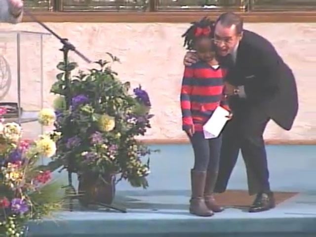 PHromMan_II_APE's tweet photo. There's WORSHIP going on at the New Olivet!! Thank God for this darling arrow! @kwhalum http://t.co/EYL5QfFTDI