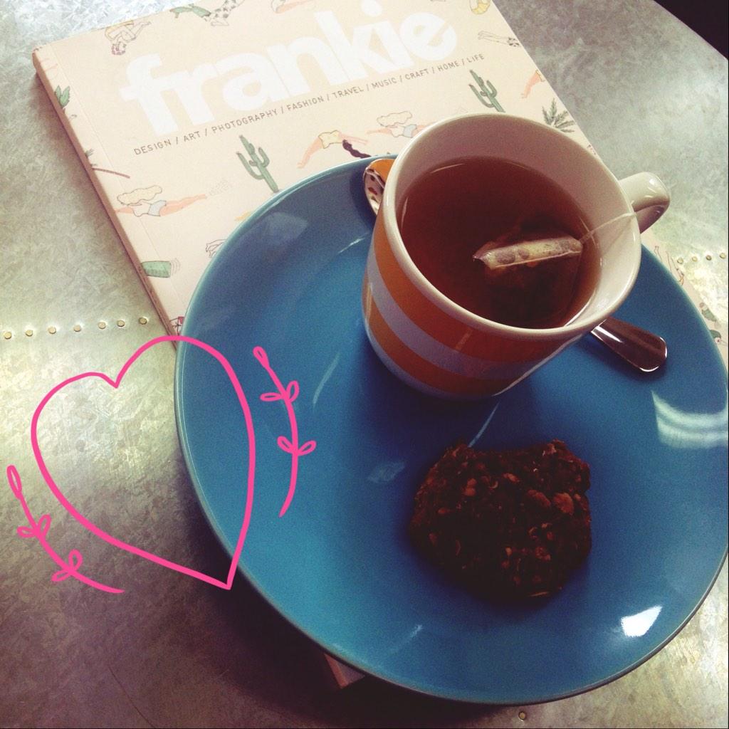 _thelittlespace's tweet photo. It's not #allworknoplay @_thelittlespace we always makes time for a cuppa and a flick through @frankiemagazine! http://t.co/UAFfOCRB9D