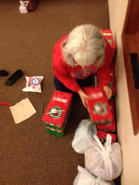 RejoiceFWB's tweet photo. Packing @OCC_Shoeboxes at #RejoiceFWB! http://t.co/Fj5t5k1pYT