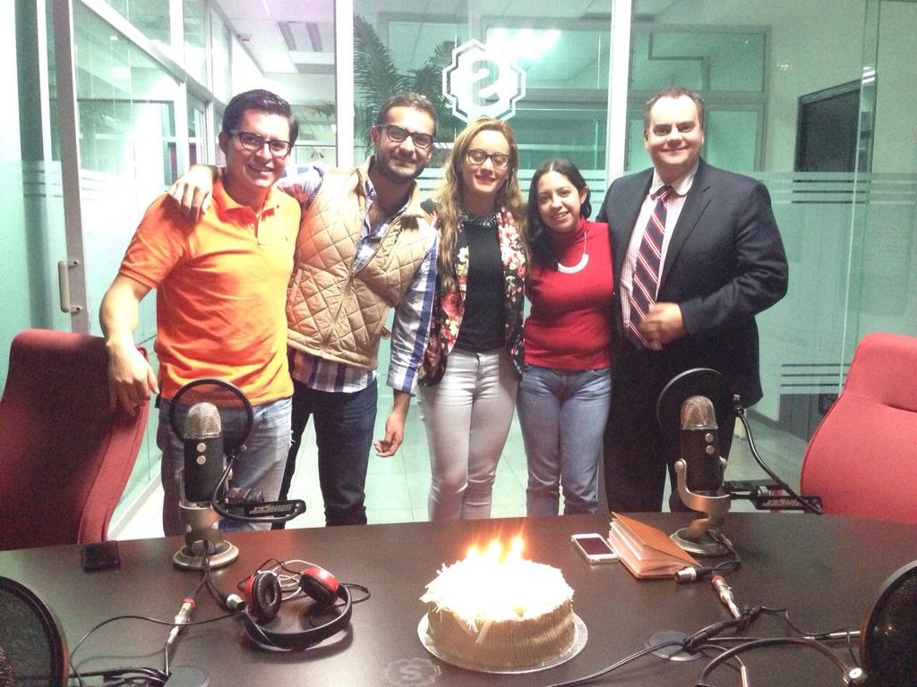 Pueblamas3's tweet photo. Muchas gracias por escucharnos, aquí la foto con el magistrado Grajales. http://t.co/ZocCJWBkqs