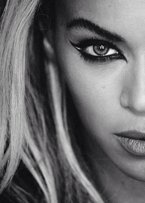 solelygoat's tweet photo. @Beyonce Artist of the Year #AMAs http://t.co/2QtVVrD64w