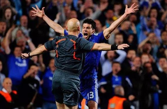 ChelseaFC_es's tweet photo. "Pep Guardiola gano una Champions que a mi me hubiera dado pena ganar." 

-José Mourinho- http://t.co/AwGnDjScvS