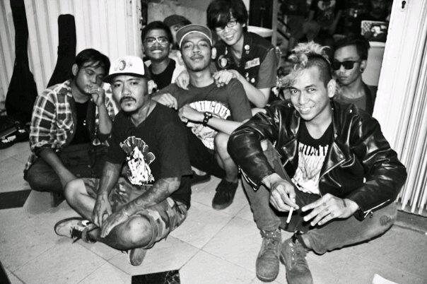 Hehe ini kenang2an sama Om Lius,mas sponbob waktu tour album singgah di surabaya cafe atalaya. <a href="/TendanganBadut_/">Tendangan Badut</a>