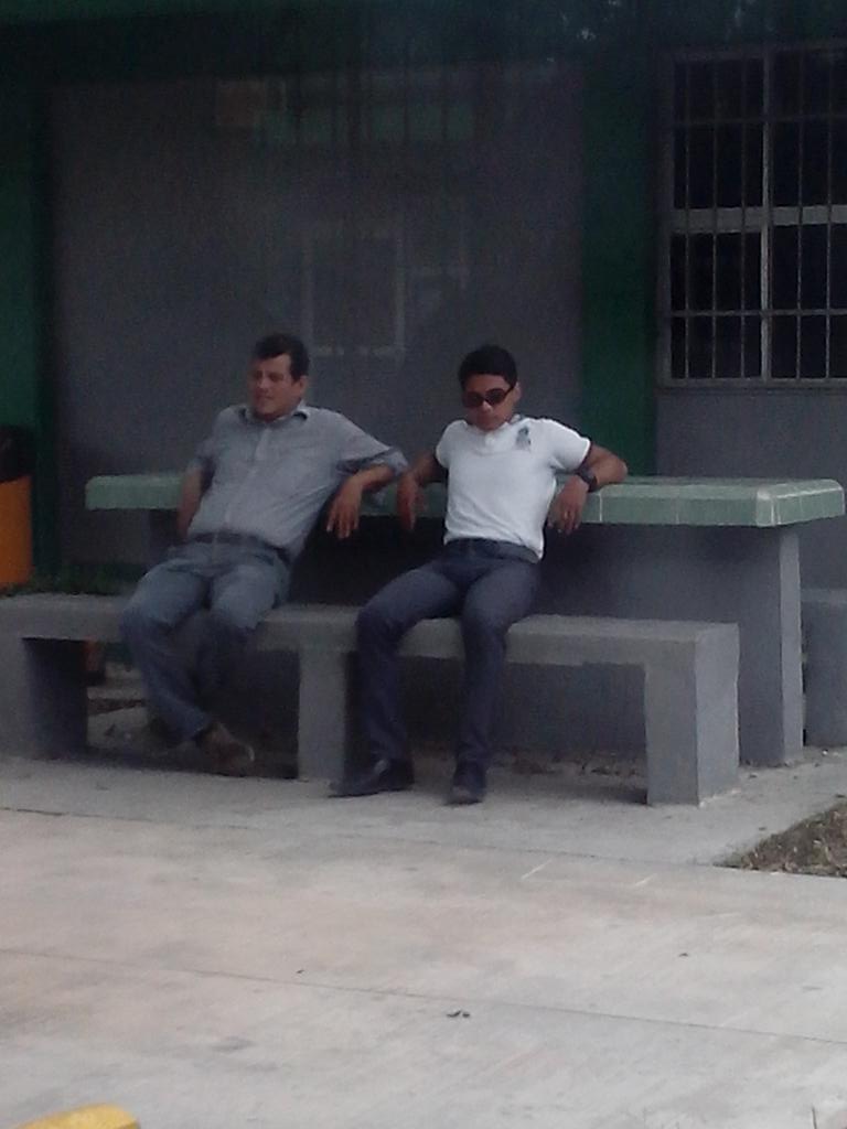 IsaFloreslml's tweet photo. Me encontré unos borrachos dentro del colegio! http://t.co/vLwubQu46r