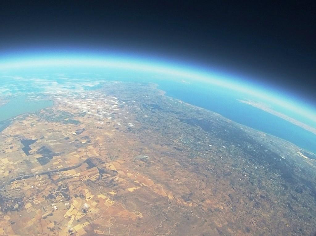 StefaniaPulford's tweet photo. TSC Yr11 Physics launched a CubeSat with Launchbox on Sunday-their GoPro took this pic! @ThebartonSC @mikeshaunjones http://t.co/vfbvmaeIRq