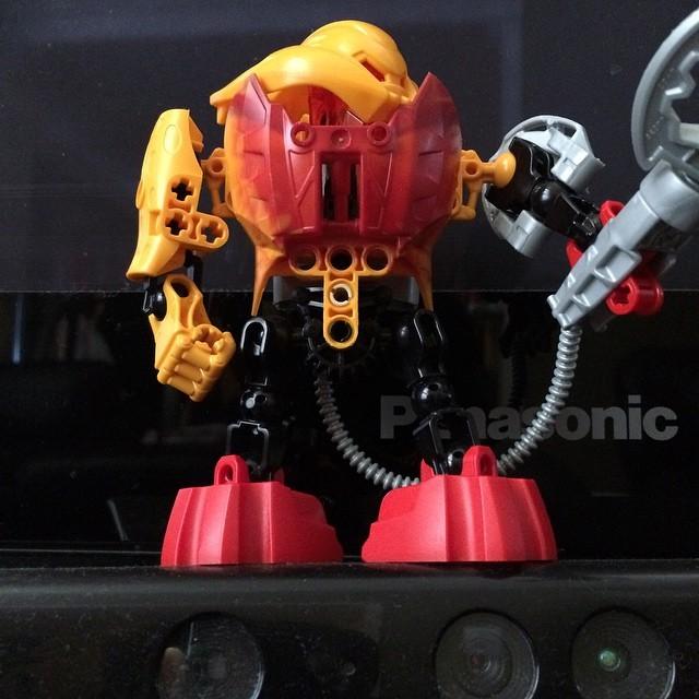 Otherbots's tweet image. Dr. Staad (who I need to revamp sometime soon) flexes his mechanical left arm. On top of a Kinect.
#lego #bionicl...
