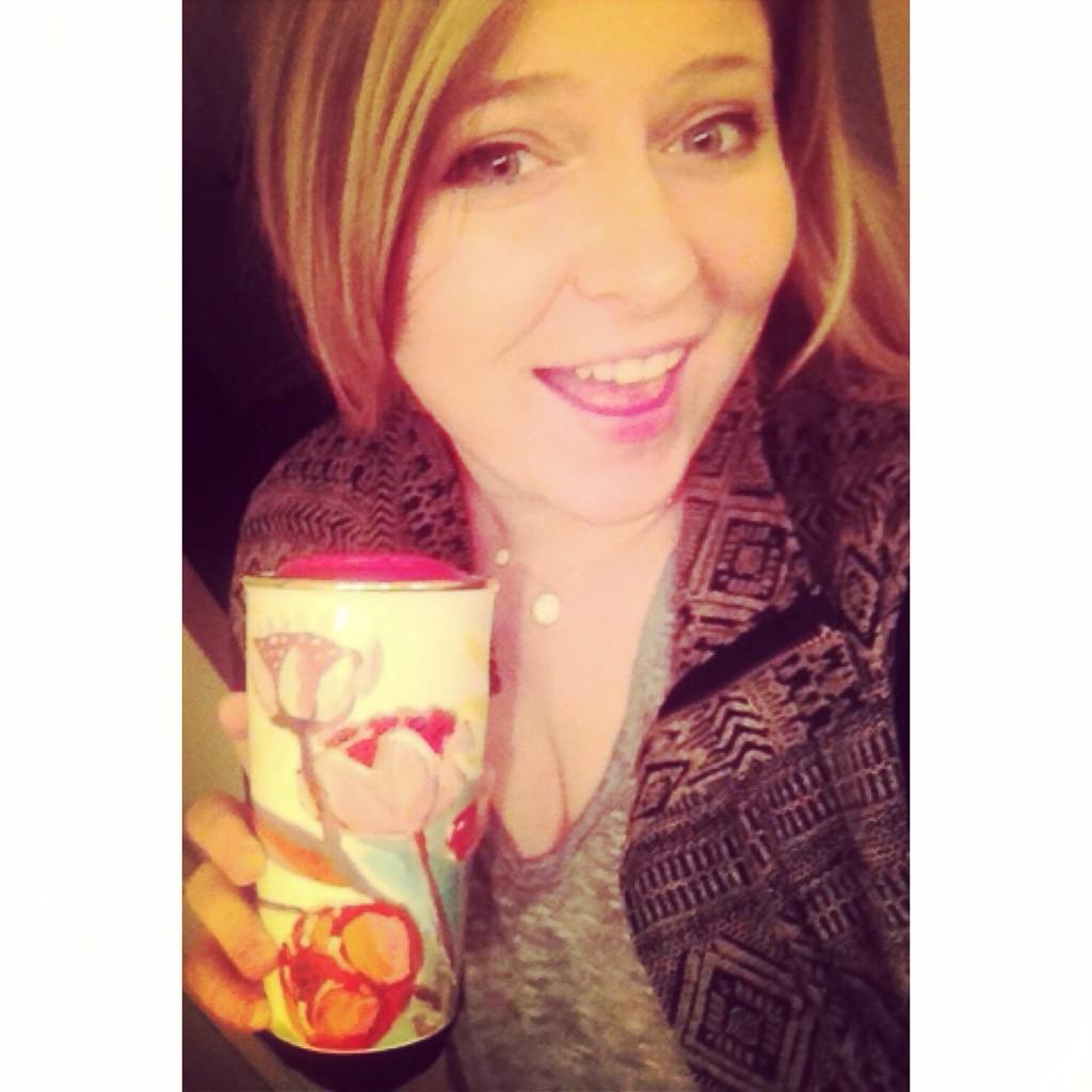 kaylynn3333's tweet image. The first purchase of many ADORABLE cups from the #Starbucks #holidaylaunch 😍 #BoughtOneAfterMyShift #tobeapartner