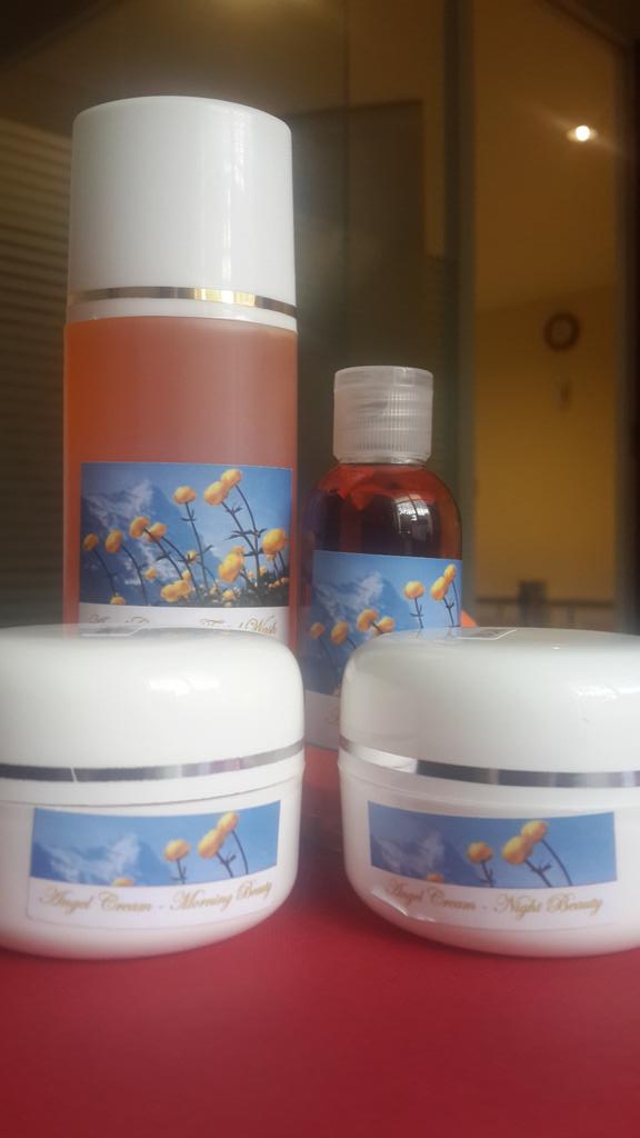 AngelCreamWajah's tweet photo. Semoga Wajah lebih Bersih Sehat Bersinar di 2015 ya mbak ๐๐ ใ@tilongw: Sudah tiba pesanan saya, makasih #AngelCream http://t.co/0kHv1yaTtV