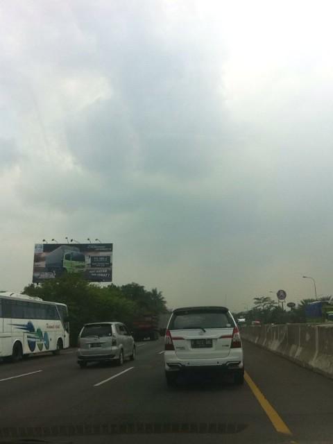 TMCPoldaMetro's tweet photo. RT @devilibreta1: 10.48 sampai KM42 Jakarta Cikampek masih padat #ifacta http://t.co/lQOXhOjCcb