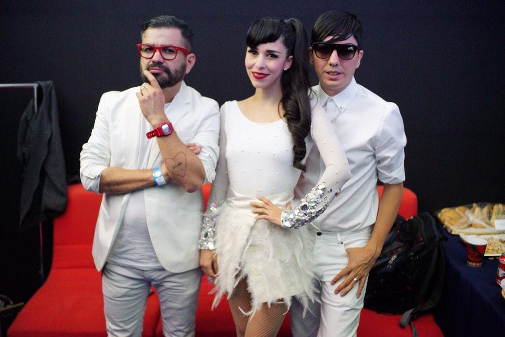 Belanova's tweet photo. Antes de subir al escenario de #PremiosTelehit 😉 Increíble la vibra de la gente! #BelanovaEnPremiosTelehit #Belanova http://t.co/mtcyulHVjl