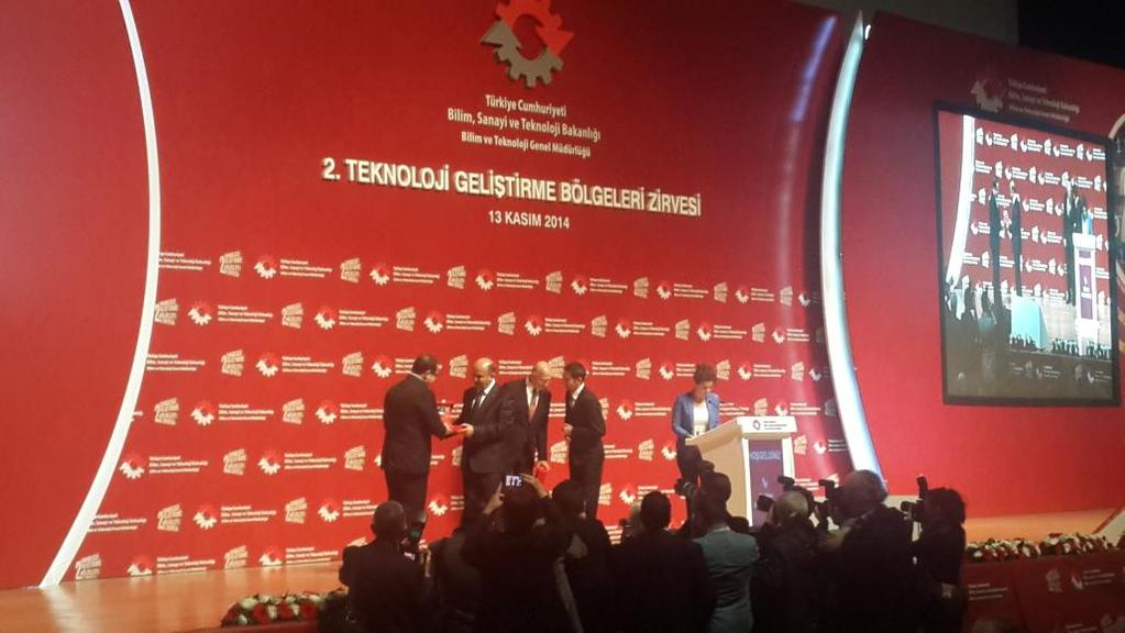 Rektörümüz <a href="/Guden_Mustafa/">Mustafa Güden</a> ödülü Bil.San.veTek.Bakanı <a href="/fikriisik/">Fikri Işık 🇹🇷</a> 'tan alıyor.  <a href="/std_iyte/">std_iyte</a> <a href="/TCSanayi/">Sanayi ve Teknoloji Bakanlığı</a> <a href="/gencuniversite/">genç üniversiteli</a>