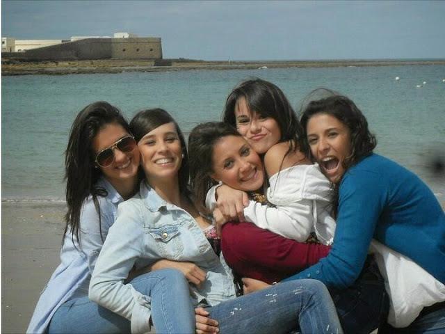marina_14310's tweet photo. Pase lo que pase...SIEMPRE seréis las mejores! Buenos días🙆👪 @Kuilita  @mariaapes @maria_rl29  @MaripazGM93 http://t.co/3LzG6GGd3J