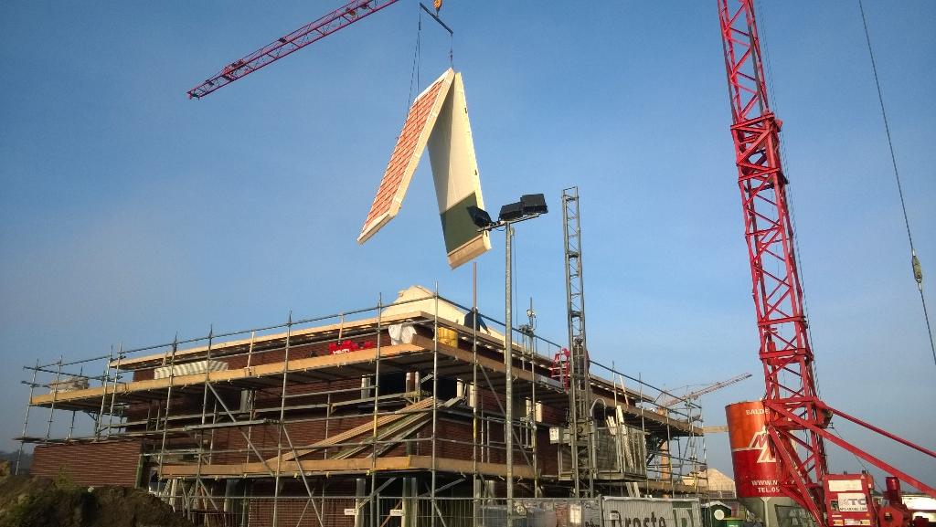 DrosteKleinbouw's tweet photo. De kap aan het plaatsen van een dubbel blok te Borne http://t.co/RmhQ0Z61tL