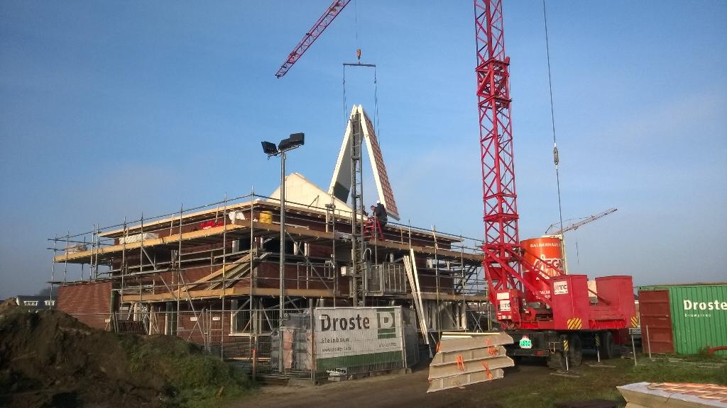 DrosteKleinbouw's tweet photo. De kap aan het plaatsen van een dubbel blok te Borne http://t.co/RmhQ0Z61tL