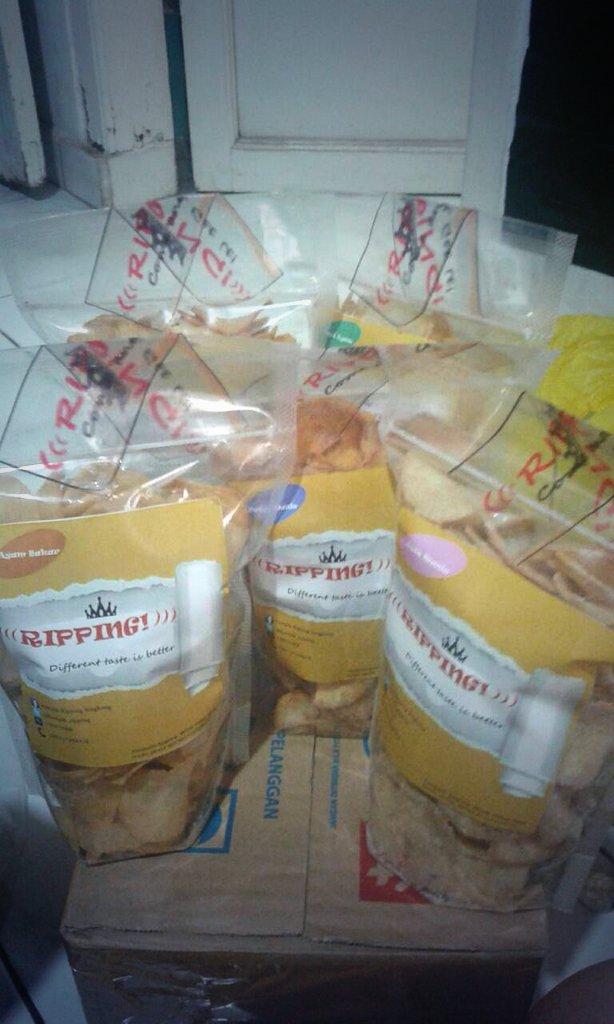 Bosen sm cemilan yg itu-itu aja? Cobain deh <a href="/keripik_RIPPING/">Ripping!</a> . Dijamin beda &amp; bikin nagih cc: <a href="/apaajaIKLAN/">apaajaIKLAN</a>