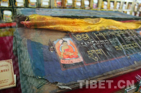 tibetol's tweet photo. Ancient Tibetan classic donated to Tibet University http://t.co/yqvUkNo5cZ http://t.co/nYNYOrK1NX
