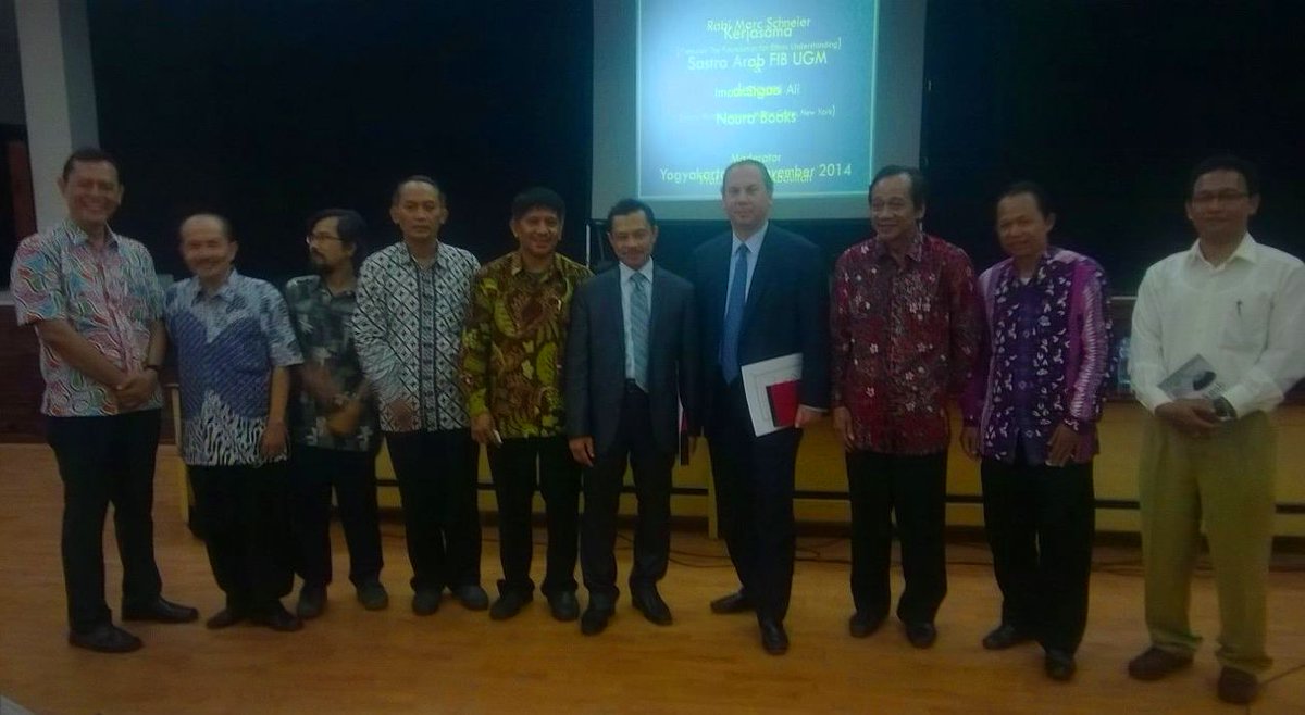 NouraPublishing's tweet photo. Sayang sekali #DialogTerbuka harus berakhir. Rabi @MarcSchneier & Imam @ShamsiAli2 berfoto bersama. @FFEUnyc http://t.co/iVhtkF8Y8f