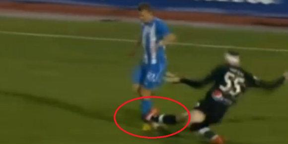 kplg.co/CYa1 - Patahkan Kaki Lawan, Bek Ini Dijatuhi Sanksi 16 Laga