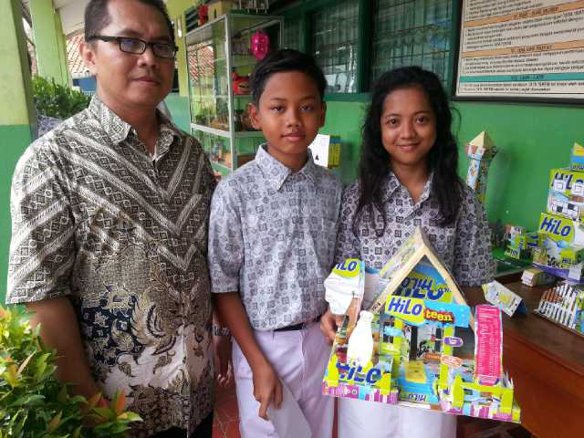 Darmawati_24's tweet photo. Didampingi wali kelas@SMK Citra Negara bersaing dg kelas lain@HiLoTeen #TeenARTivity @riyad_jp @Raies21,bangga... http://t.co/bSzfv60ra3