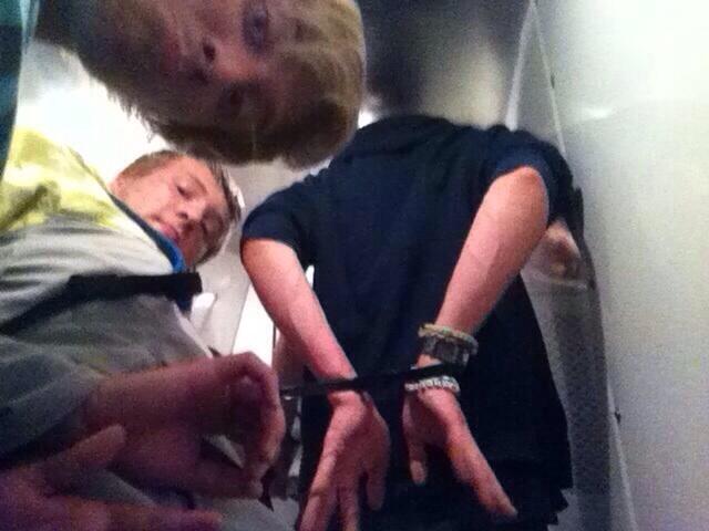 Uh_wut_'s tweet image. “@yohellasickbro: VERY RARE. COLLECT THIS. WOW. http://t.co/0s1DvofJZ4” NEVER FORGET. #clappedup