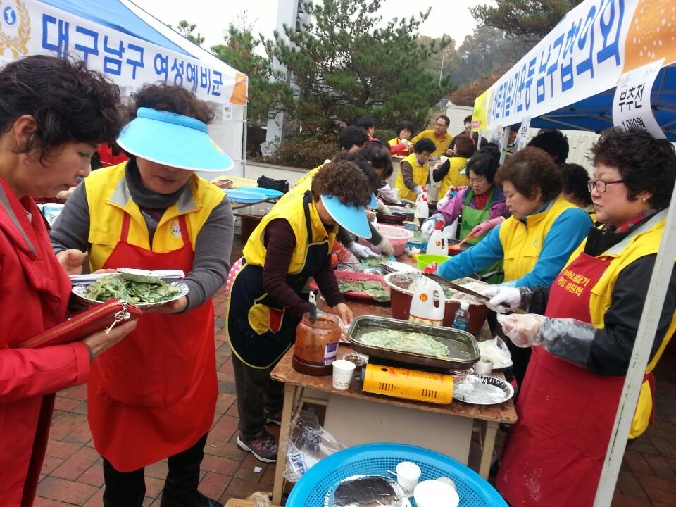 is5761's tweet photo. 바르게살기운동대구남구협의회는 11월 8일(토) 대덕문화전당에서 열린 생활문화예술제를 찾은 주민들에게 부추전으로 먹거리를 제공했습니다. http://t.co/cgECwWCZ30