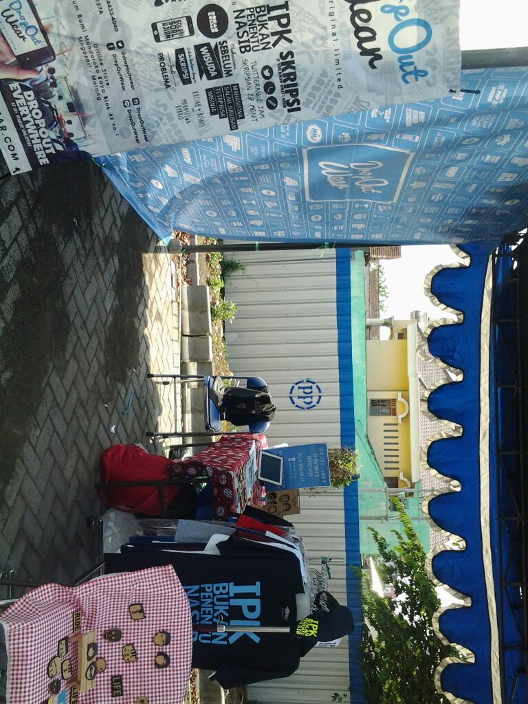 Drop Out Wear. Baju yg paling depan bagus itu :D