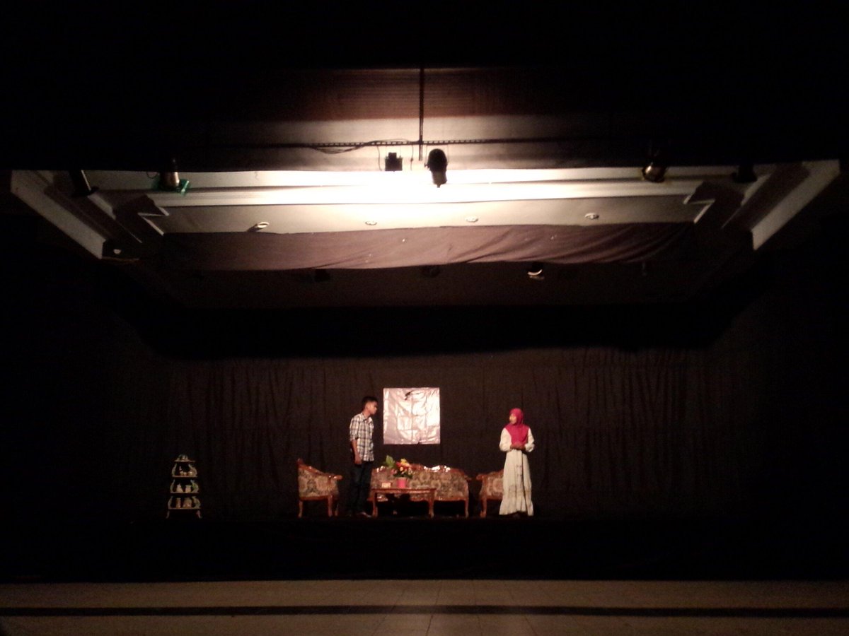 apsetra8's tweet photo. Penampilan dari teater voltballet dengan naskah "Orang Kasar". Selamat menyaksikaaaaaan💃 http://t.co/kgXIZUg0XA