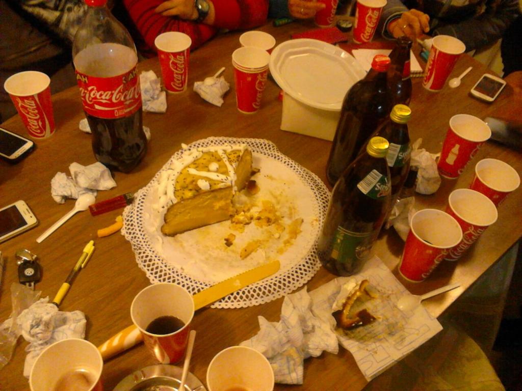 NPXEQNE's tweet photo. Ayer estrenamos la temporada de cumples!! Felicidades @CastaVicky ... q buen ratito, una cerve??? http://t.co/Rg40XgghN1