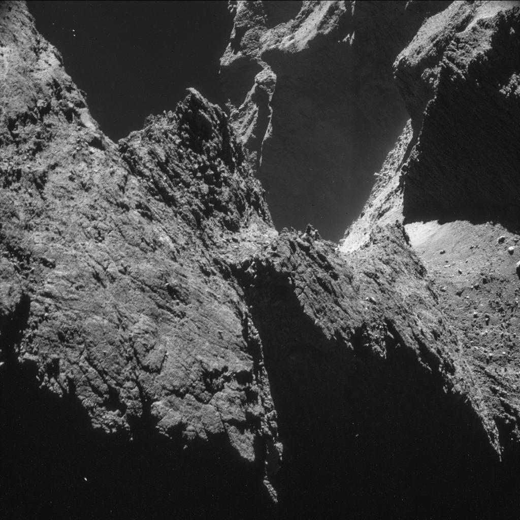 ObservingSpace's tweet photo. The dramatic terrain of comet 67P, as seen by the orbiting Rosetta spacecraft #comet #67P #CometLanding #esa #rosetta http://t.co/as4Vp0Qyhf