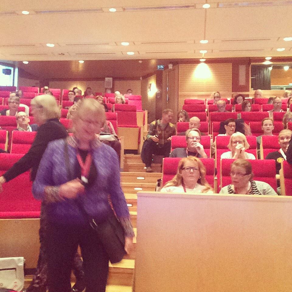 LararforbSthlm's tweet photo. Nu drar vi igång dag 3! #lärarkongress http://t.co/ySDTpiagxr