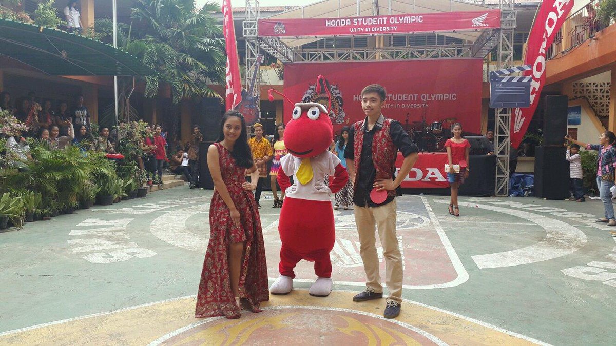 Dan inilah jauaranya! Dan KOBI memilih Made Agastya dan Dhiya Auliana Soesetio sebagai juara Fashion walk! Selamat