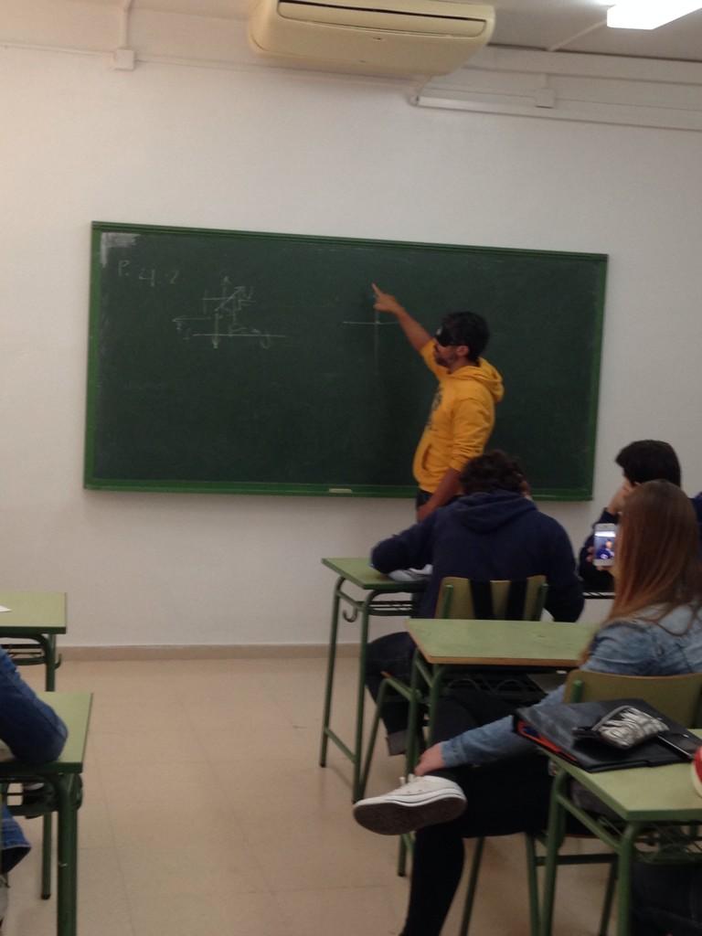 ana_planells's tweet photo. #antifaçirodes2014 classe de física amb antifaç http://t.co/Wgg4L341p0