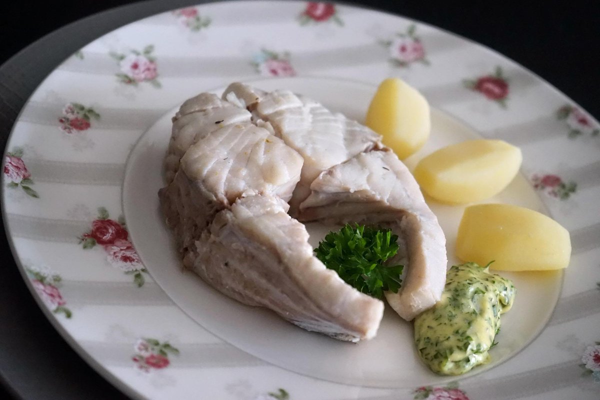 lechefsimon's tweet photo. All you need is lieu. Noir ou jaune, deux poissons à la chair bien différente. http://t.co/8wSAKTcSea http://t.co/I7DD5GIPF8
