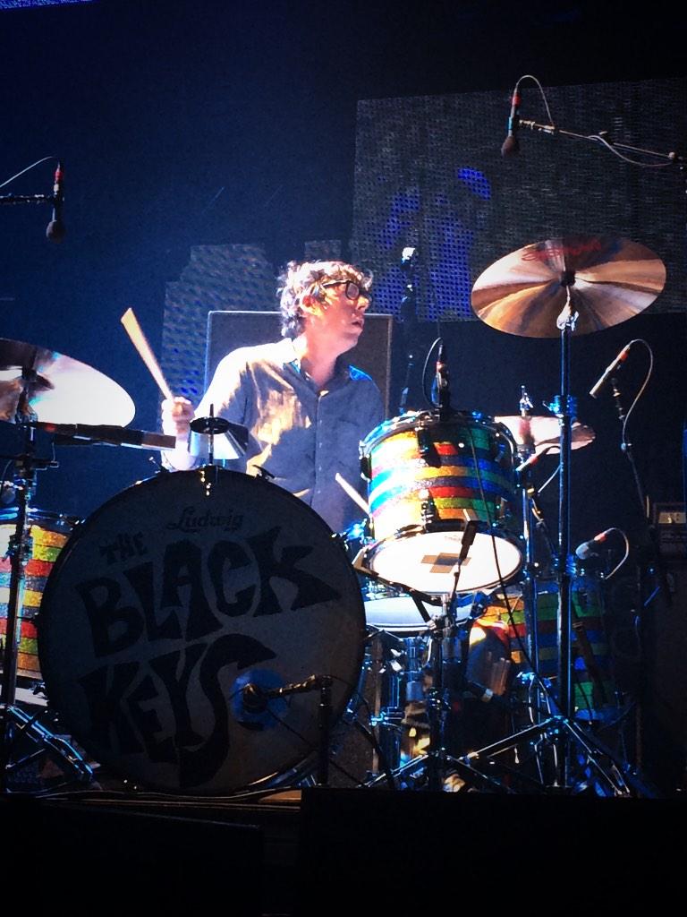 Rylee_Eleanor's tweet photo. The Black Keys! #TurnBlueTour 💙💜 http://t.co/2lUmh9TdFm