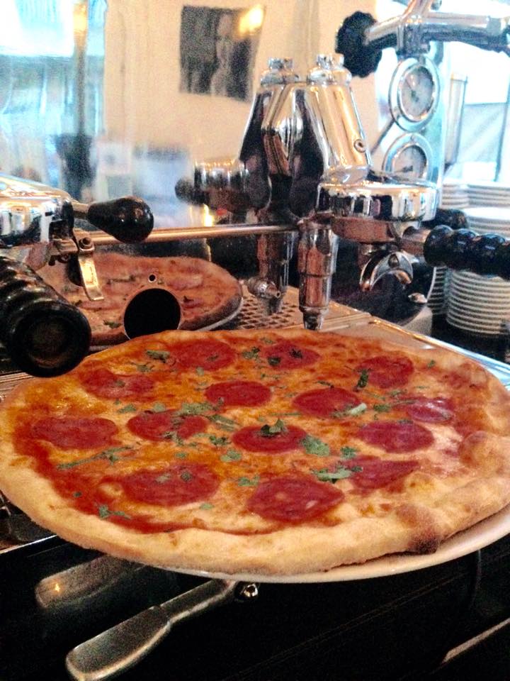 Pizzeria Otto e Mezzo
ottoemezzo.nl
Pizza van de week; salami met zwarte truffel!!