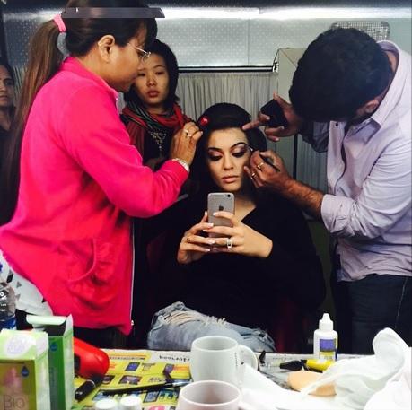 KollyWorld14's tweet photo. @ihansika getting ready for #Vijay58 shooting
RT @VijayFansTrends @VIJAY_FansClub
#VIJAY58KicksOffInStyle http://t.co/sECdAhMrHh