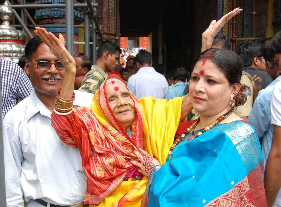 abhiertigibbet's tweet image. One of the last #devadasis of #Jagannath temple, Sashimoni with Mahari dancer Rupashree Mohapatra outside the temple