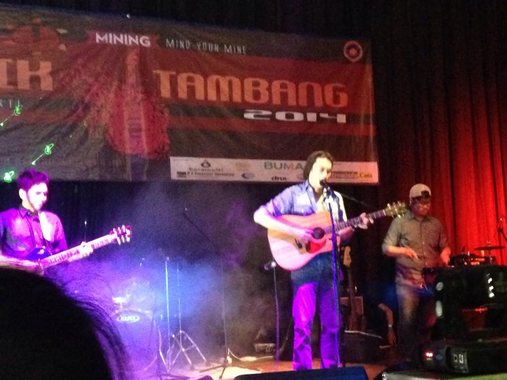 MiningWeek_2014's tweet photo. Guest Star kita hari ini: Classmate Journal ;) enjoy ;) #MiningWeek2014 http://t.co/8RdiptJtko