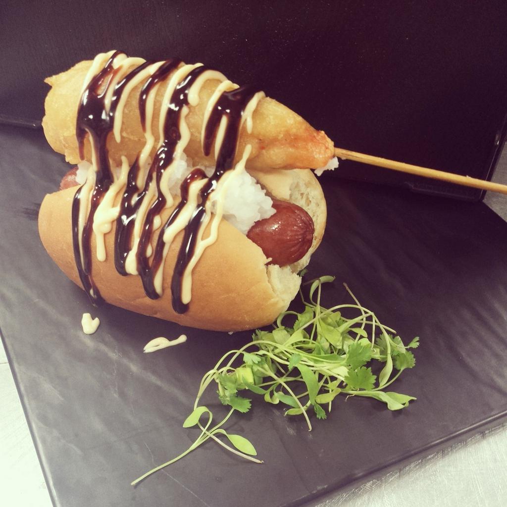 #shrimptempuradog #soyglaze #sirachaaioli #funatwork #cheflife