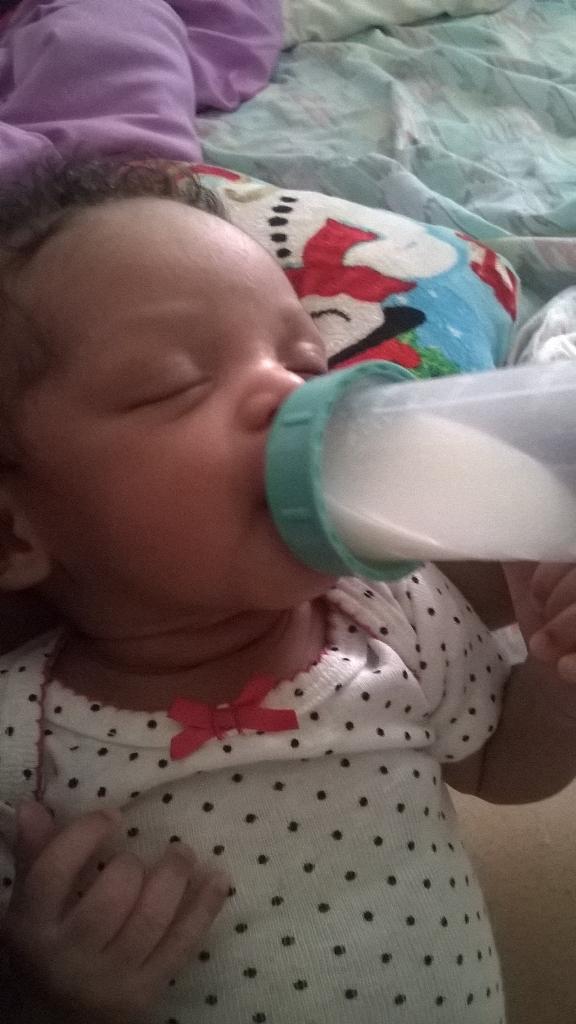 _NenoMontanaa's tweet image. Her mommy just gave us this bottle and its GONE 😂 #smashMode