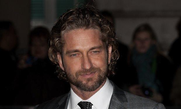 A very happy birthday to the hunky Gerard Butler, who turns 45 years old today! Time sure is treating you well, sir! 