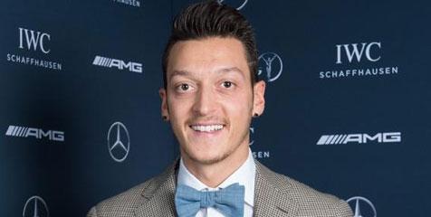 Bolanet's tweet photo. http://t.co/gCSnKDL8Ea - Biayai Pengobatan 23 Anak, Ozil Raih Penghargaan Spesial #respect http://t.co/N4ElzzTM3Z
