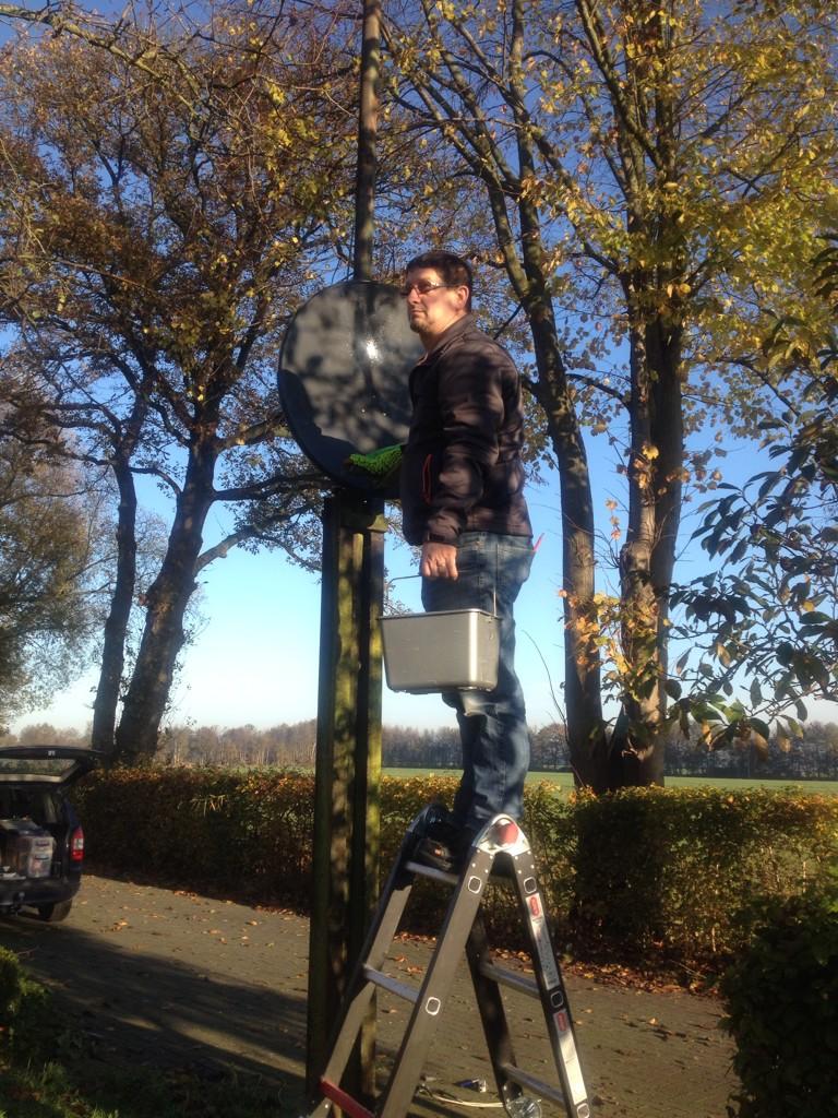 Vanmorgen het mos van de schotel gehaald want door het mos op de schotel verminderd het satellietsignaal.
