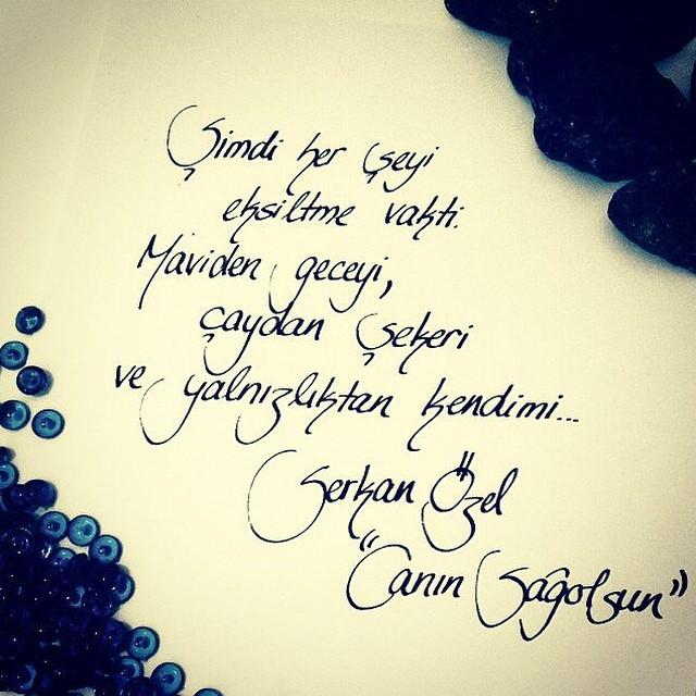 Şimdi her şeyi eksiltme vakti. Maviden geceyi, çaydan şekeri ve yalnızlıktan kendimi. 

Serkan Özel // Canın Sağolsun